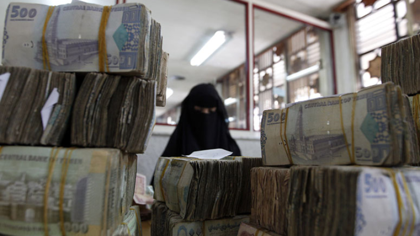 الحكومة الشرعية اليمنية عاجزه عن صرف مرتبات موظفيها الشهر المقبل "إلا اذا طبعت نقود"